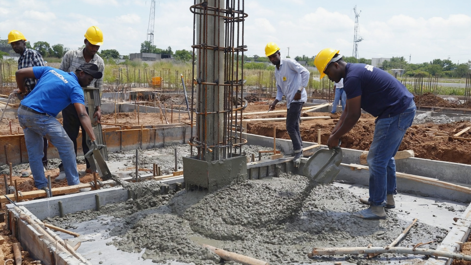 Chantier construction bâtiment Abidjan équipe BTP